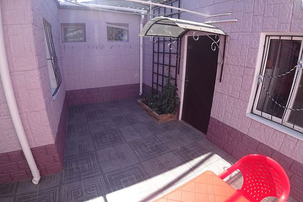Фото 4. Комфортный однокомнатный домик с уютным двориком