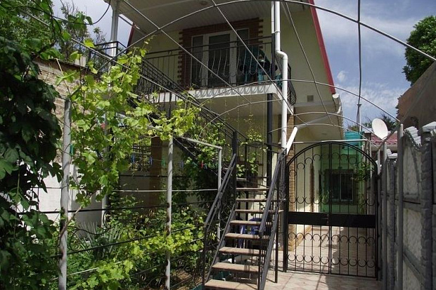 Фото 1. Двухкомнатный номер-студия в тихом районе Евпатории