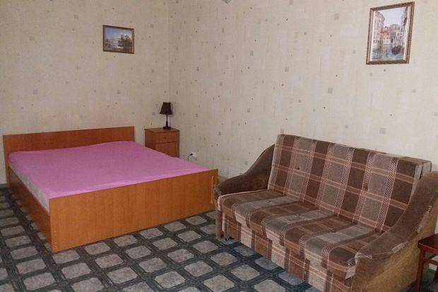 Фото 1. Недорогой однокомнатный номер в центре Евпатории 