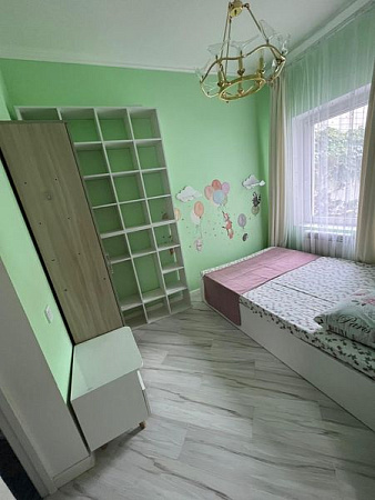 Фото 9. Двухкомнатный дом с отдельной беседкой и красивым зеленым двором