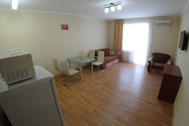 Фото 1. Двухкомнатная квартира с кухней-студией в курортной зоне Евпатории