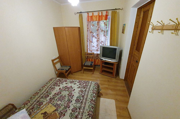 Фото 4. Двухкомнатный дом в озелененном дворе