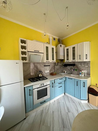 Фото 7. Двухкомнатный дом с отдельной беседкой и красивым зеленым двором