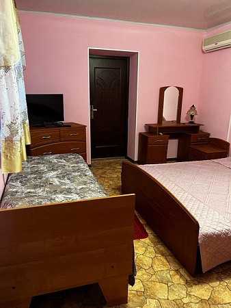 Фото 3. Однокомнатный номер с кухней общего пользования в курортной зоне Евпатории