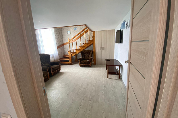 Фото 7. Двухуровневый номер с общим двориком для отдыха в Евпатории