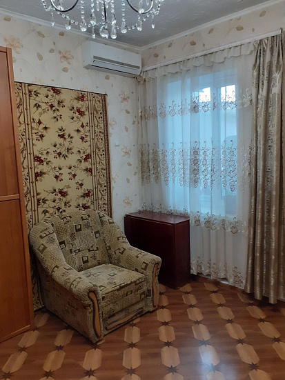 Фото 3. Двухкомнатный домик с уютным двориком в районе пляжа 