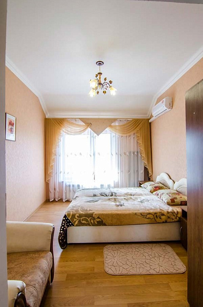 Фото 3. Трёхкомнатные апартаменты в центре Евпатории