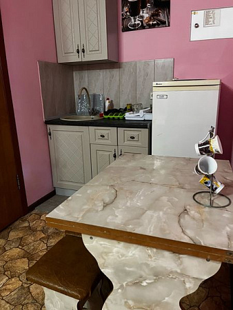 Фото 5. Однокомнатный номер с кухней общего пользования в курортной зоне Евпатории