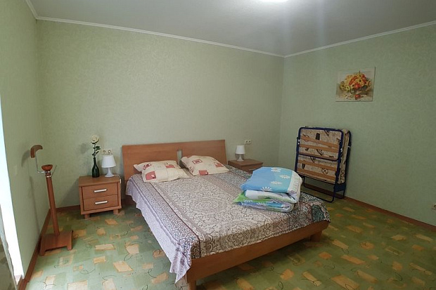 Фото 1. Двухкомнатный номер со своей кухней в курортной зоне Евпатории