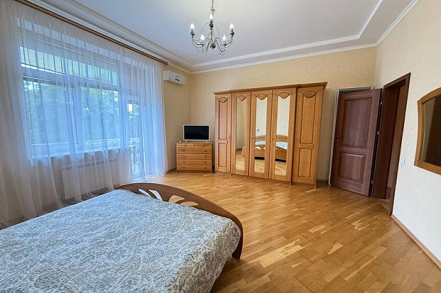 Фото 3. Двухкомнатная квартира с двумя санузлами в курортном центре Евпатории