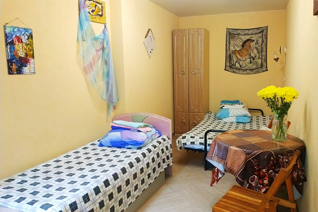 Фото 1. Недорогой однокомнатный домик со своим двориком рядом с парком Фрунзе