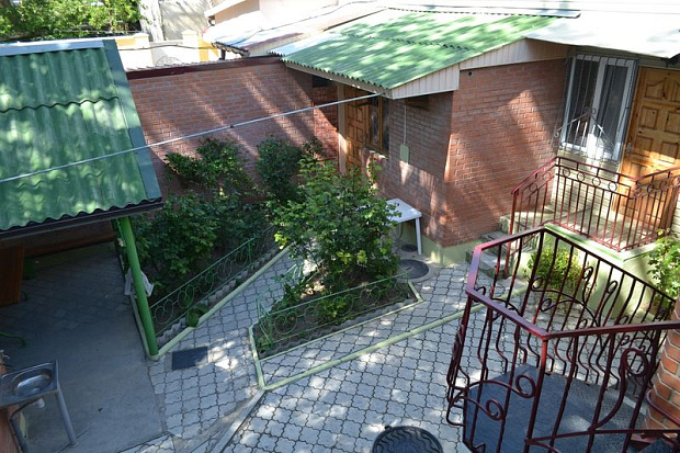 Фото 1. Двухкомнатный номер неподалеку от пляжа Солярис