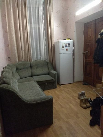 Фото 2. Трехкомнатная квартира с высокими потолками в старом городе