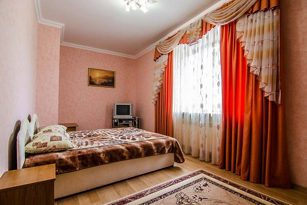 Фото 9. Двухкомнатные апартаменты в центре Евпатории