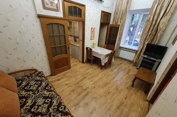 Фото 1. Двухкомнатная квартира недалеко от гортеатра в Евпатории