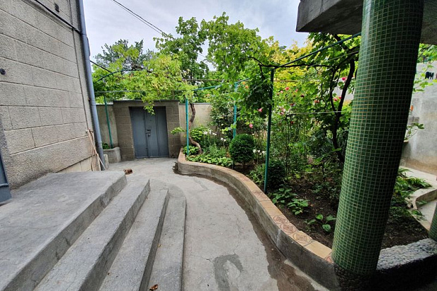Фото 1. Дом для большой компании со своим благоустроенным двором