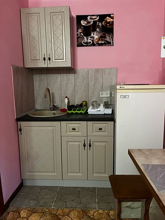 Фото 4. Однокомнатный номер с кухней общего пользования в курортной зоне Евпатории
