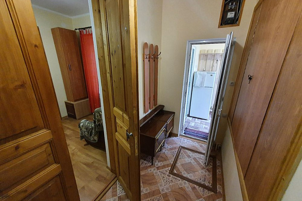 Фото 5. Двухкомнатный дом в озелененном дворе