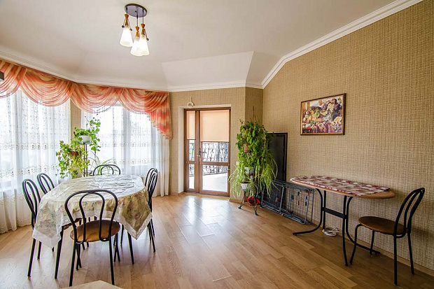 Фото 9. Трёхкомнатные апартаменты в центре Евпатории