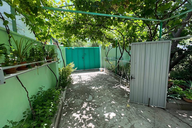 Фото 4. Двухкомнатный дом со своим закрытым озелененным двором по ул. Кирова