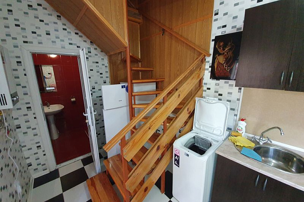 Фото 2. Трехкомнатный дом с беседкой в санаторной зоне 