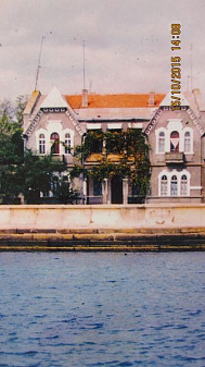Фото 1. Однокомнатная квартира на берегу моря в исторической части города
