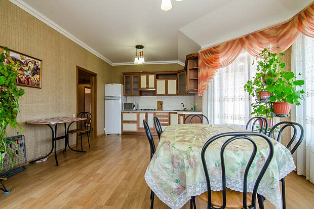 Фото 8. Трёхкомнатные апартаменты в центре Евпатории