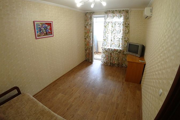 Фото 1. Двухкомнатная квартира в Евпатории рядом с пляжами Оазис и Солярис