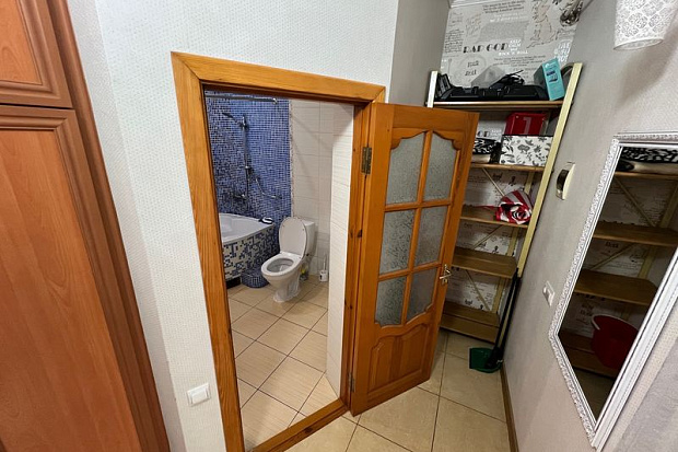 Фото 9. Двухкомнатный дом с ухоженным озелененным двором