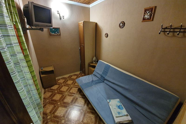 Фото 4. Комфортный двухкомнатный дом в Евпатории