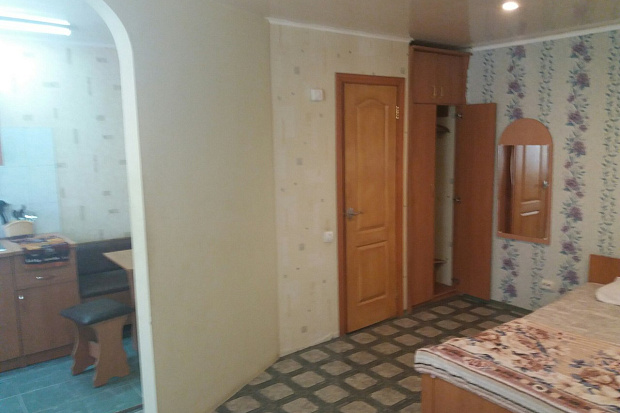 Фото 2. Бюджетный однокомнатный номер в центре Евпатории