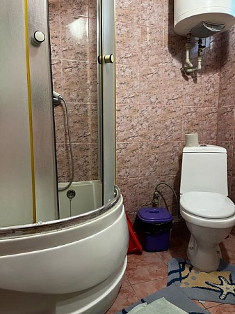Фото 6. Однокомнатный номер с кухней общего пользования в курортной зоне Евпатории