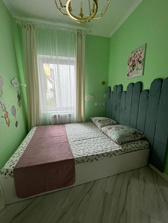 Фото 8. Двухкомнатный дом с отдельной беседкой и красивым зеленым двором