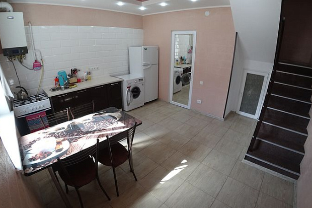 Фото 2. Трехкомнатный дом со свежим ремонтом в курортной зоне Евпатории