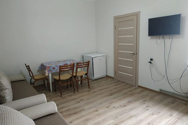 Фото 2. Светлый двухкомнатный дом в центре Евпатории