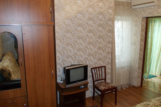 Фото 3. Комфортабельный двухкомнатный домик в районе пляжа 