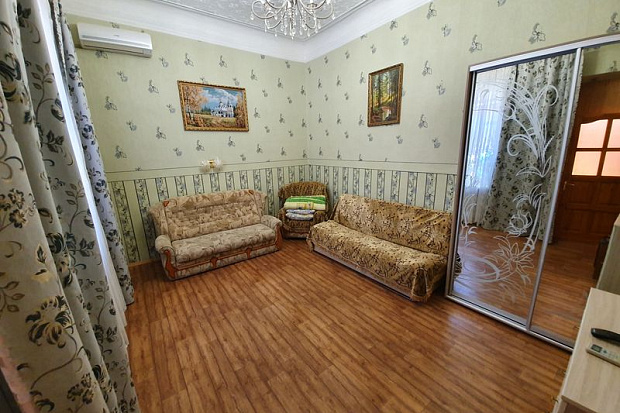 Фото 1. Двухкомнатный дом с высокими потолками и отдельным двориком 